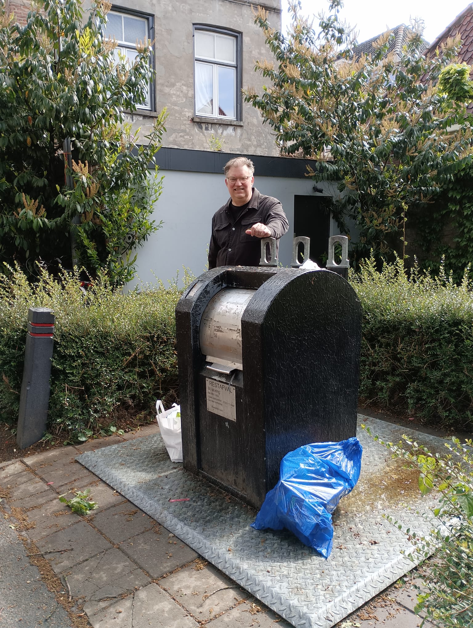 Vuilniszakken naast container gedumpt
